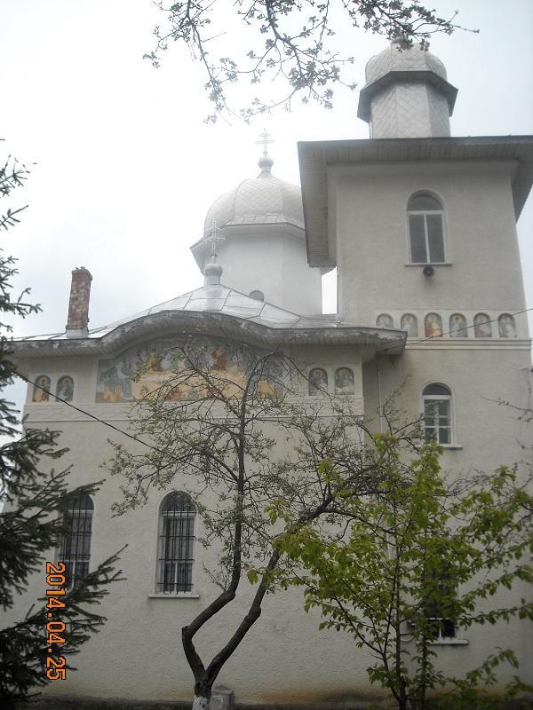 Biserica - vedere exterioară